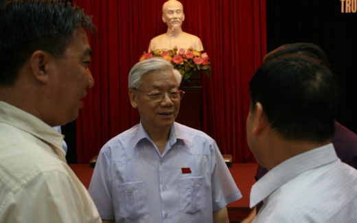 Dân nghèo khổ, quan lại cứ lên chức là đổi nhà, đổi xe