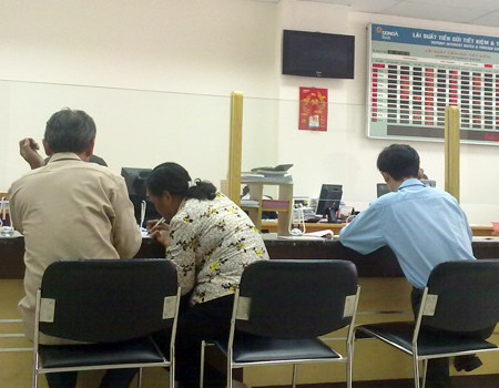 Người Sài Gòn chuyển hướng gửi tiết kiệm tiền đồng