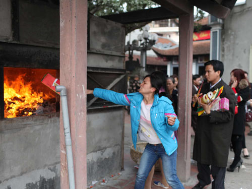 Xô bồ lễ hội: Buôn thần, bán thánh