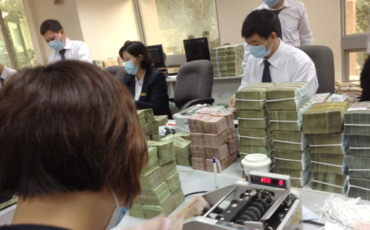 Lương ngân hàng: Từ “trên trời” rơi xuống “vực thẳm”?