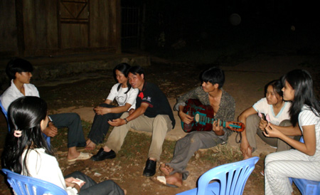 Ly kỳ đêm chọc gầm nhà sàn… tìm vợ