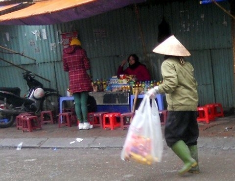 Dân nghèo đổ về Hà Nội kiếm tiền Tết