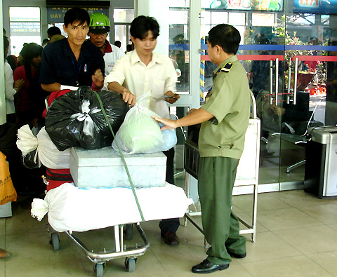 Vật vờ chờ tàu xe về Tết