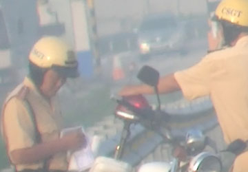 Mãi lộ ngày và đêm trên đường cao tốc