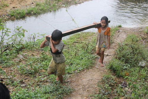 Tránh động đất, dân vào rừng dựng nhà