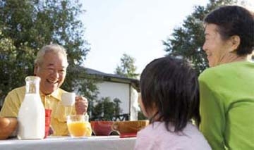 6 lý do người cao tuổi không nên sống một mình