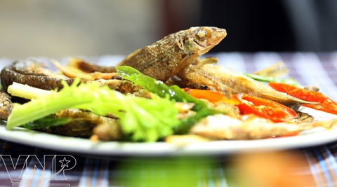 Cực lạ 'Pá Pỉnh Tộp' nướng than