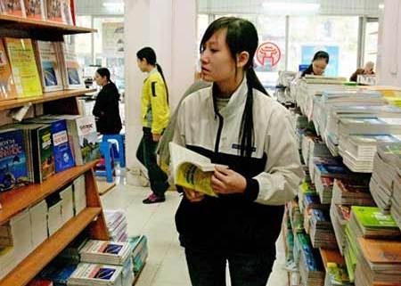 Tiền ở trên trời, chữ rơi xuống đất?