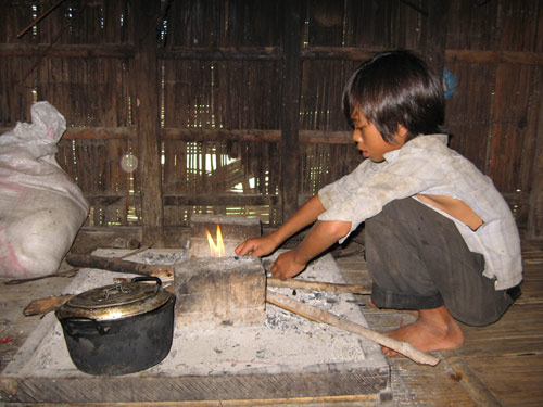 Đau lòng hủ tục vợ, chồng treo cổ để cùng chết