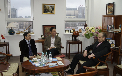 Thăm viện Khoa học và văn hóa Việt Nam, trường đại học Almamer.