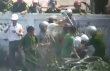 Cưỡng chế Văn Giang, nhìn từ chuyện “đánh nhà báo”