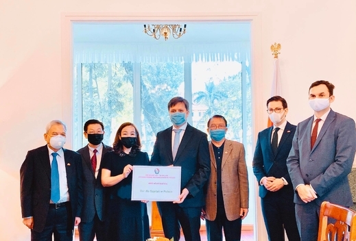 Người Việt Nam gửi hiện vật ủng hộ các bệnh viện Ba Lan