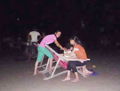 Teen nữ tẩm quất đêm trên biển Sầm Sơn