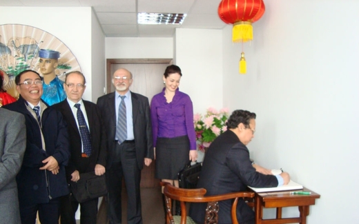 Tặng kỷ niệm chương cho các cán bộ trường Cao đẳng Almamer