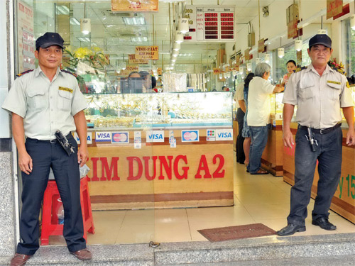 Hiểm họa rình rập tiệm vàng