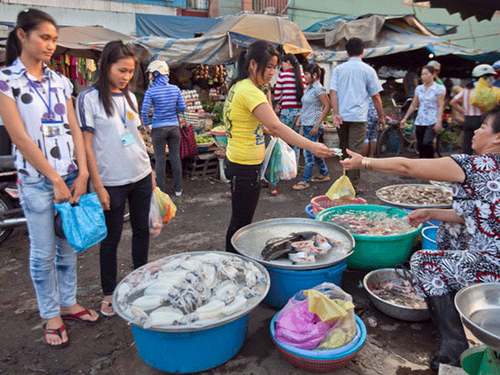 Thuế, gánh nặng trên vai người dân