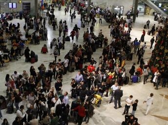 Madrid dùng lính thay thế nhân viên đình công
