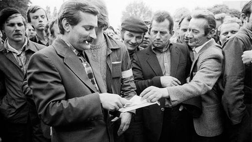 14/11/1982: Lech Walesa ra tù