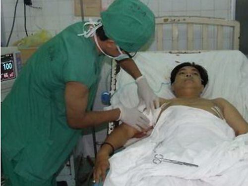 Hàng trăm cảnh sát siết vòng vây sau cuộc đấu súng