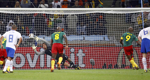 Robben trở lại, Hà Lan nhẹ nhàng vượt qua Cameroon