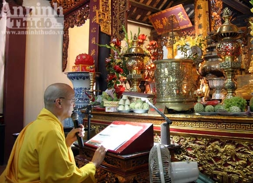 Rùng rợn cách đuổi… “vong” kiểu "nhà ngoại cảm"