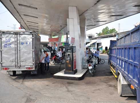 Đại lý xăng dầu lỗ lớn vì 'ôm' hàng giá cao