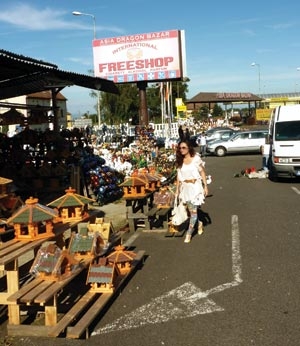 Đi chợ ta ở Tây