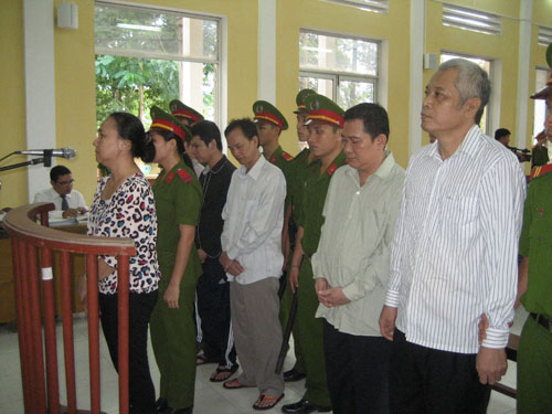 Quan đánh cờ bạc tỉ: Người nhận, kẻ chối tội