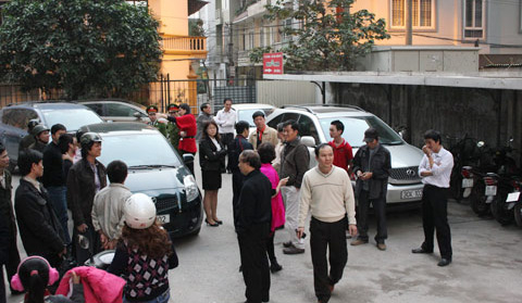 Bắt chẹt nhà giàu với phí gửi xe ôtô