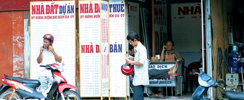 Nhân viên giao dịch nhà đất thời... bất động