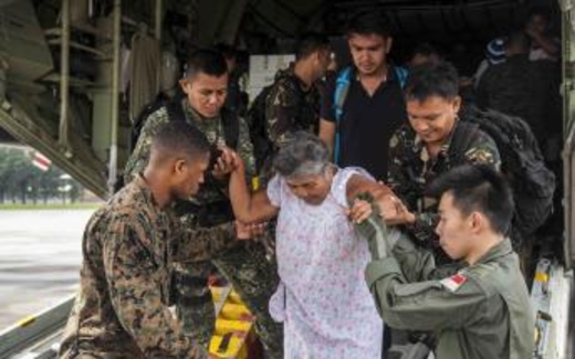 Bị chỉ trích bần tiện, Trung Quốc đành tăng viện trợ cho Philippines