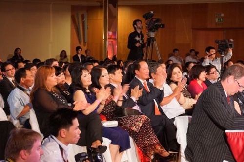 Vũ Thị Thùy Linh – Hoa Hậu Việt Nam tại Séc và Châu Âu 2012