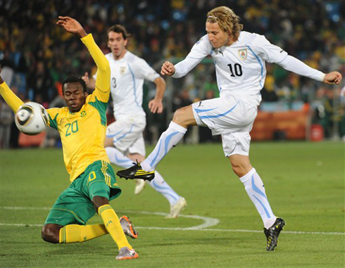 Forlan chói sáng, Uruguay đại thắng chủ nhà Nam Phi