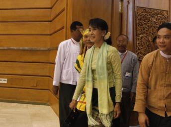 Miến Điện: Dân biểu Aung San Suu Kyi lần đầu tiên họp Quốc hội