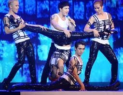 Sao Việt: Tuyệt vọng tài năng, lố lăng thể xác!