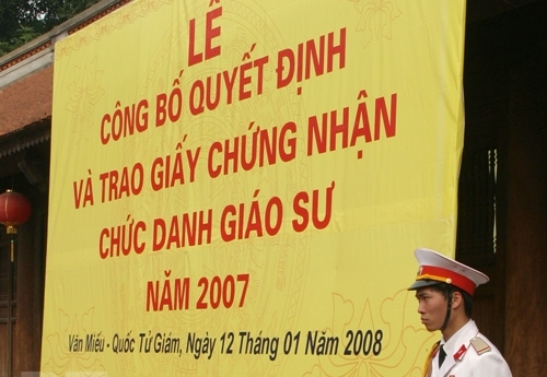 Giấy chứng nhận và bổ nhiệm GS: Bên khinh, bên trọng?