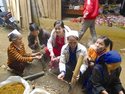 Xem phụ nữ Mường rít thuốc lào