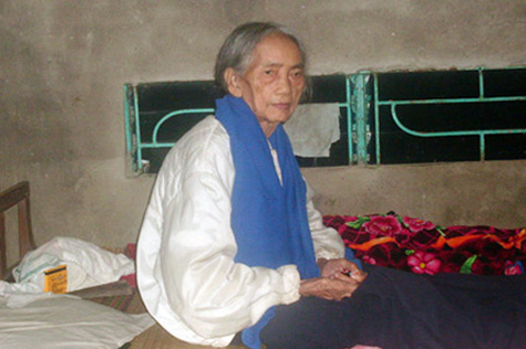 Thu lại tiền của dân ngay trước mắt đoàn cứu trợ