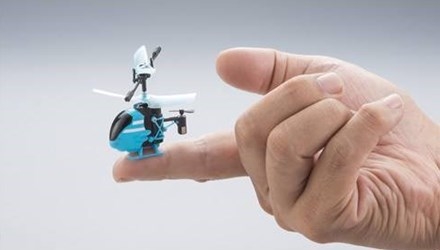 Nhật sản xuất trực thăng điều khiển bé bằng đầu ngón tay