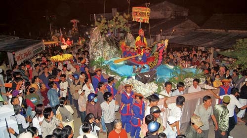 Ra Giêng đi lễ hội Bà