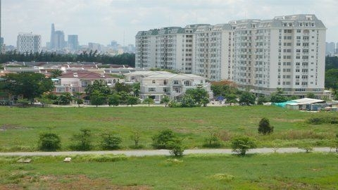 'Đại gia' ứa nước mắt chở con bằng... xe máy