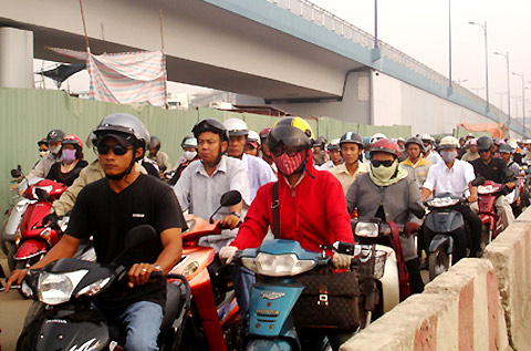 Ùn tắc ở cửa ngõ Sài Gòn vì đóng cửa cầu huyết mạch