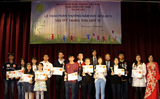 VÀI SUY NGHĨ VỀ VIỆC TRAO PHẦN THƯỞNG VÀ TỔ CHỨC TẾT TRUNG THU 2013