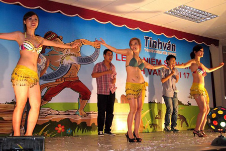 “Lột váy” và bikini