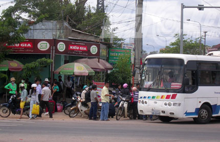 Miền Trung: Công nhân sợ không về quê ăn Tết