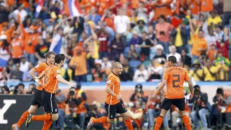 Được và mất gì khi tổ chức World Cup?