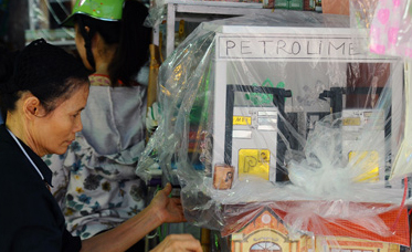 Đội ơn Bộ Tài chính cho tăng giá, dân được mua xăng!