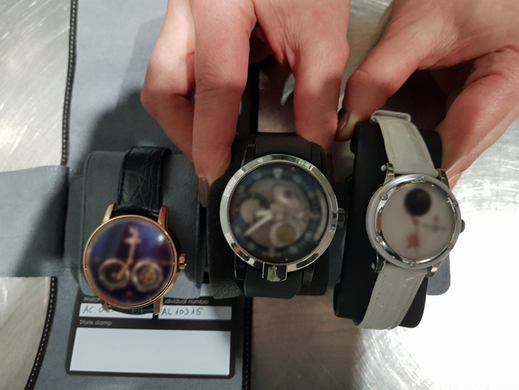 Tại sân bay Chopin hải quan vừa phát hiện một vụ mang lậu ba chiếc đồng hồ đeo tay hạng sang... có giá trị tới 250 nghìn zł