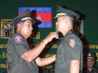 Thủ tướng Cam Bốt bổ nhiệm con trai vào các chức vụ quan trọng trong quân đội