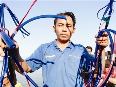 Một tàu cá bị tàu Trung Quốc uy hiếp, tịch thu đồ đạc